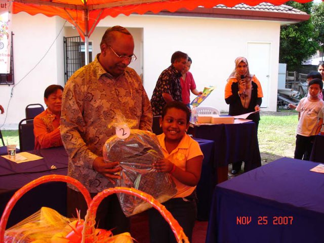 Y.B. Dato Dr. Rajapathy menyampaikan hadiah kepada pertandingan melukis hari keluarga Apartment Kelisa pada 25 Nov. 2007.